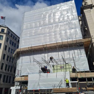 Fournisseur de bâches d'échafaudage en PVC ignifugé blanc 2 m x 45 m - Application